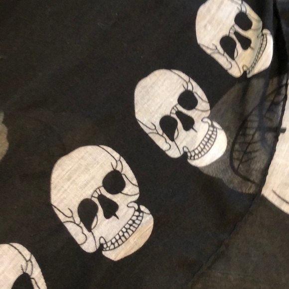 Scull scarf - Picture 3 of 5